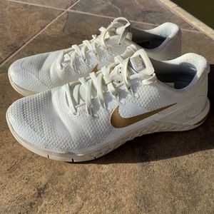 NIKE METCON 4 WHITE/GOLD SHOES SIZE 7.5